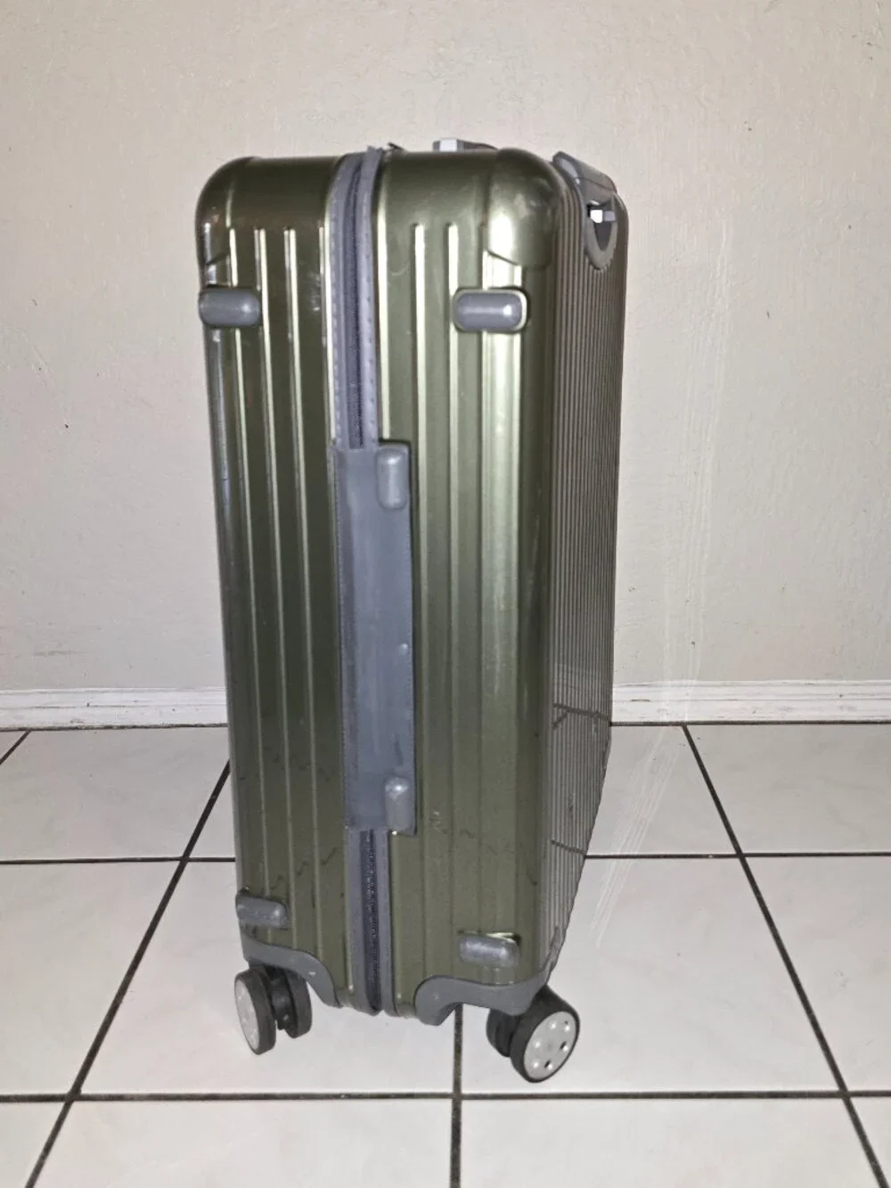 Rimowa Salsa Deluxe Multiwheel 830.90 Large 82L Check-In 4 Spinner Olive AS-IS